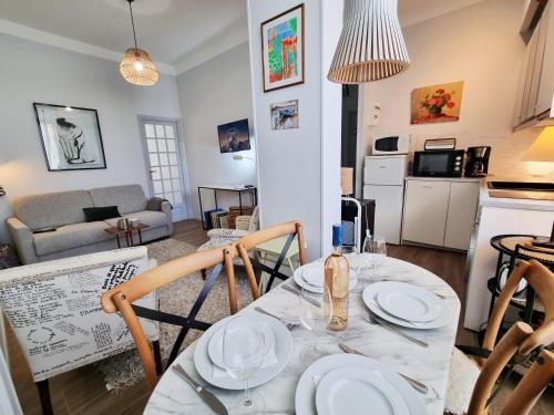 une cuisine et un salon avec une table et des chaises dans l'établissement 