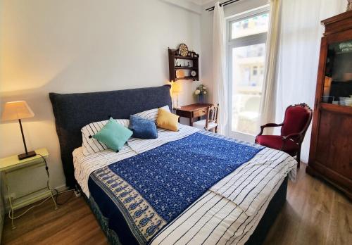 une chambre avec un lit avec une couverture bleue et blanche dans l'établissement 