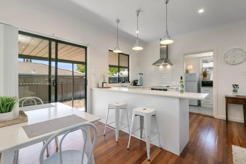 Η κουζίνα ή μικρή κουζίνα στο Entire Home in Sturt, Free Parking