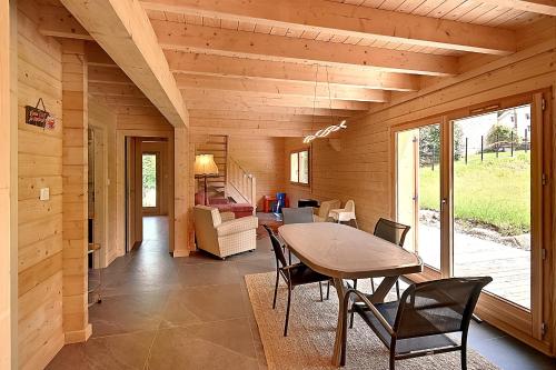 une salle à manger avec une table et des chaises dans l'établissement Chalet Caroubier - Chalet avec vue montagne, à La Bresse