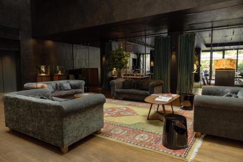a living room with two couches and a table at Alma Barcelona GL in Barcelona