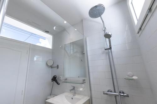 Koupelna v ubytování Spacious Family Friendly 3-Bed with private Courtyard Walk to Cognac Centre