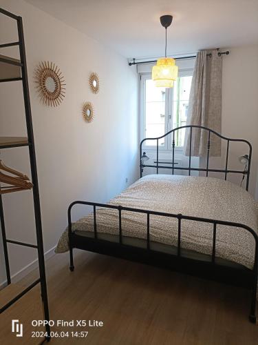 une chambre avec un lit superposé et une fenêtre dans l'établissement Les 4 vents, à Belfort