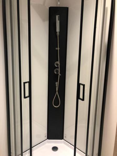 une vitrine en noir et blanc dans une pièce dans l'établissement Les 4 vents, à Belfort