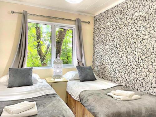 Postel nebo postele na pokoji v ubytování Woodland View -Hot Tub-Tenby-Carmarthen-St Clears