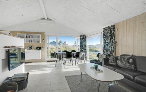 salon z kanapą, stołem i krzesłami w obiekcie Holiday Home Fanø 18 w mieście Sønderho