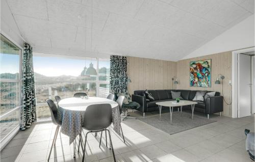 salon ze stołem i kanapą w obiekcie Holiday Home Fanø 18 w mieście Sønderho