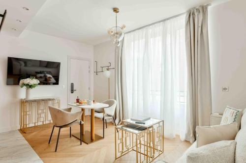 Romantic Getaway - Le Marais - with AC