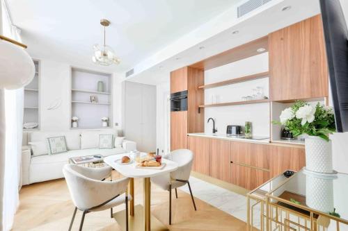 une cuisine et un salon avec une table et des chaises dans l'établissement Romantic Getaway - Le Marais - with AC, à Paris
