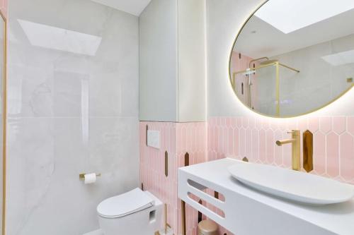 une salle de bain avec un lavabo et un miroir dans l'établissement Romantic Getaway - Le Marais - with AC, à Paris