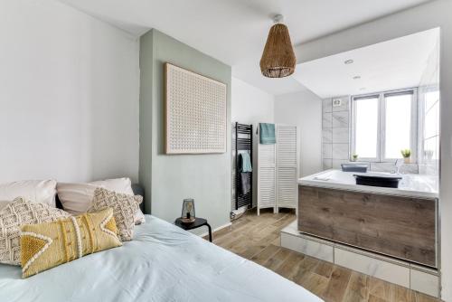 une chambre avec un lit et une salle de bain avec baignoire dans l'établissement El Balneo - wifi - central - tout à pied - netflix - parking, à Carcassonne