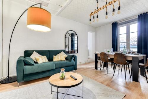 un salon avec un canapé vert et une table dans l'établissement El Balneo - wifi - central - tout à pied - netflix - parking, à Carcassonne