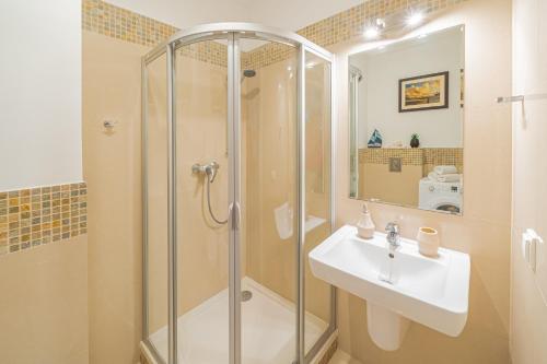 ein Badezimmer mit Dusche und Waschbecken in der Unterkunft Lulu Apartments - NoMoreRain - Apartament 2-pokojowy Grzybowo - klimatyzacja, Netflix in Grzybowo