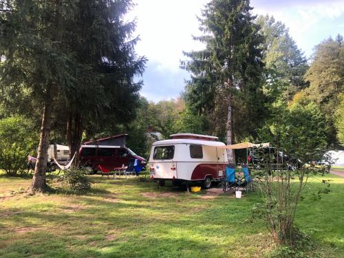 a couple of rvs parked in a field at Landgut Girtenmühle in Britten