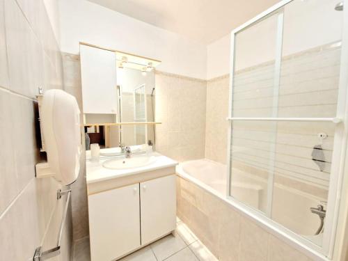 une salle de bain blanche avec un lavabo et une douche dans l'établissement Mar Vivo- plage à pieds, à La Seyne-sur-Mer