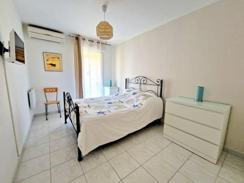 une chambre avec un lit et une commode dans l'établissement Mar Vivo- plage à pieds, à La Seyne-sur-Mer