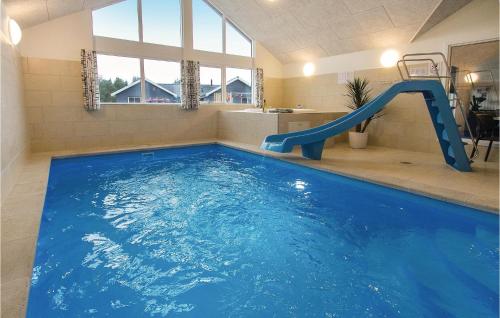 Bazén v ubytování Pet Friendly Home In Blåvand With Sauna nebo v jeho okolí