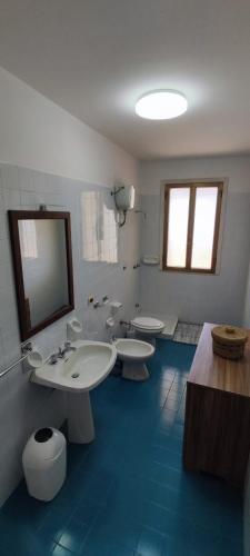 a bathroom with two sinks and two toilets at Pumo Rosso in Porto Cesareo