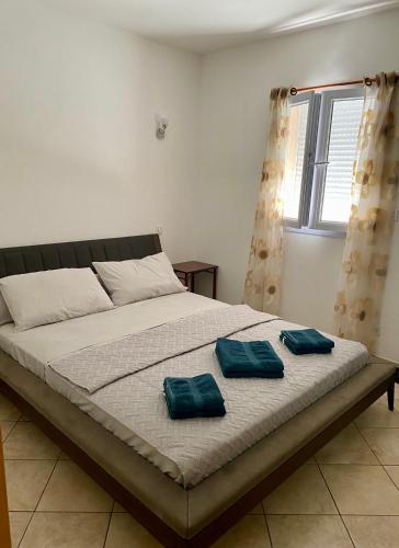 une chambre avec un lit avec deux oreillers verts dessus dans l'établissement Maison près de Coti-Chiavari, à Coti-Chiavari