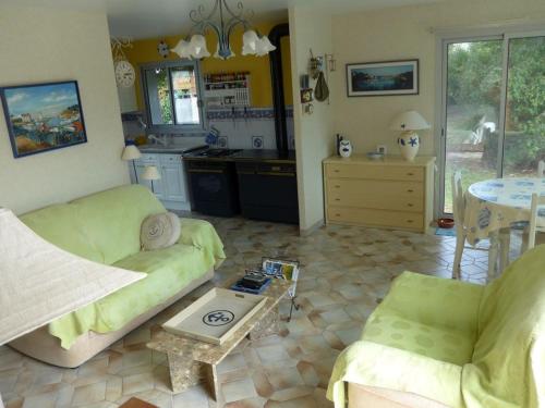 Photo de la galerie de l'établissement Maison indépendante avec jardin, proche commerces et plage. - FR-1-418-59, au Palais