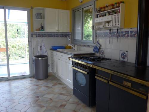 Photo de la galerie de l'établissement Maison indépendante avec jardin, proche commerces et plage. - FR-1-418-59, au Palais