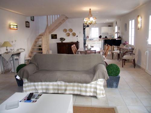 un salon avec un canapé et une salle à manger dans l'établissement Maison 3* à 400m de la mer, grand jardin, proche centre Sauzon, tout équipée, calme garanti - FR-1-418-36, à Sauzon