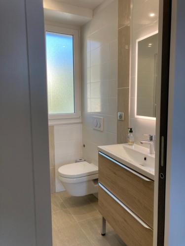 Ένα μπάνιο στο Cannes Sea View, by Beach, Private Room in Shared 3-Bedroom Apartment, Private Bathroom & Balcony,, Chambre avec salle de bain privative & balcon, chez l'habitant