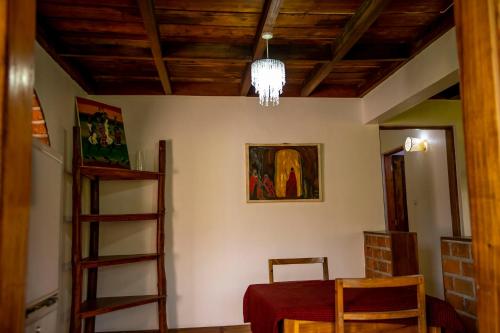 een eetkamer met een tafel en een kroonluchter bij The FAMILY FARM in Arusha