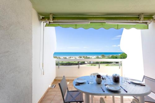 une salle à manger avec une table et une vue sur l'océan dans l'établissement Chez Fabienne - Superbe appartement avec vue sur la mer et parking, à La Grande Motte