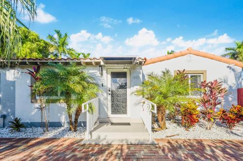 ハリウッドにあるCoastal Paradise 7 min to Beach with 4 Bedrooms Mini Golf and Heated Poolのヤシの木が目の前に広がる白い家
