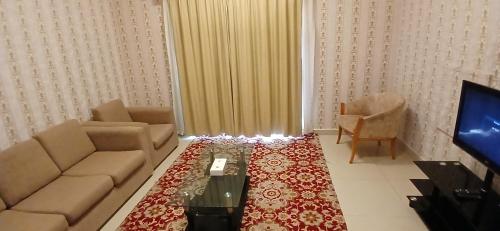 アジュマーンにあるAL MARJAN FURNISHED APARTMENTSのソファとテーブルのあるリビングルーム