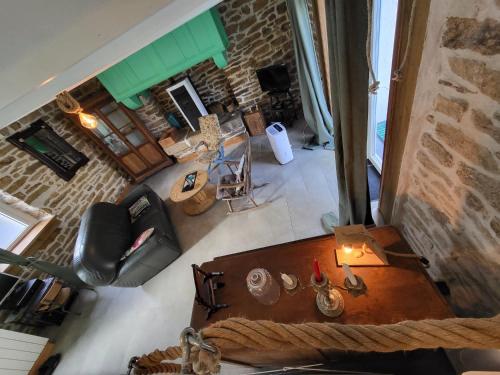 d'un salon avec une table. dans l'établissement Penty breton,océan plages et petits ports à 15 minutes, à Riec-sur-Bélon