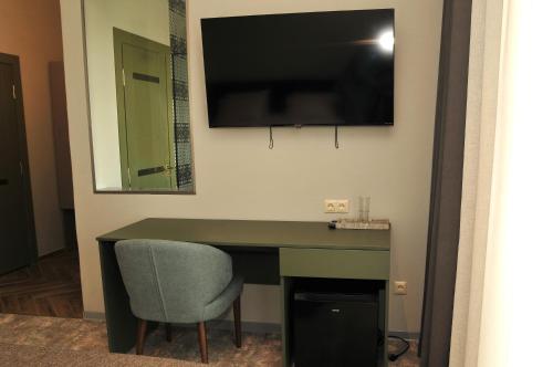 Una televisión o centro de entretenimiento en Hotel Kazak Club