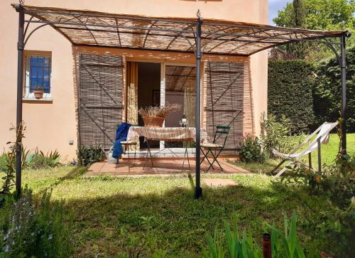 Κήπος έξω από το Les Merles : joli studio dans la campagne Aixoise.