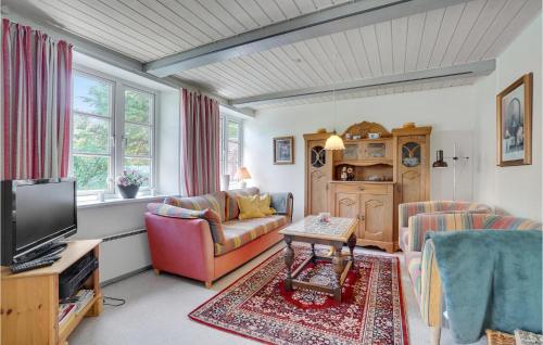 un soggiorno con un divano e una TV di Pet Friendly Home In Rømø With Kitchen a Kongsmark
