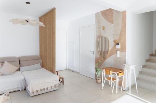 - un salon avec un lit, une table et une table dans l'établissement Villa Jeade, à La Colle-sur-Loup