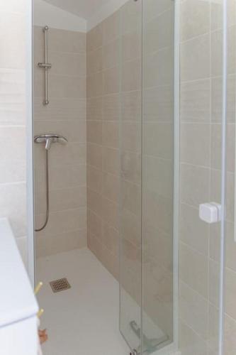 une douche avec une porte vitrée dans une salle de bain dans l'établissement Villa Jeade, à La Colle-sur-Loup