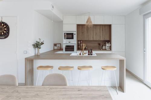 - une cuisine avec un îlot doté de tabourets de bar dans l'établissement Villa Jeade, à La Colle-sur-Loup