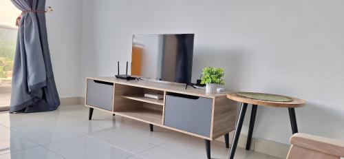 TV a/nebo společenská místnost v ubytování Tn'J Homestay Condominium Kinarut, Papar