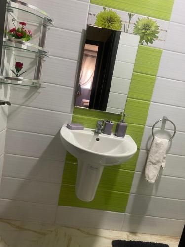 um banheiro com pia e espelho em Appartement Artisanale em Salé