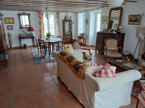 un salon avec deux canapés et une table dans l'établissement Chambres d'hôtes de la Barbinière, à Chantonnay