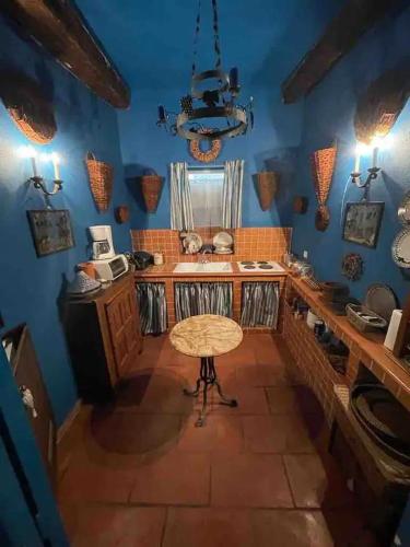 une pièce bleue avec une table et une table et une tableablish dans l'établissement Apartment in Cannes, à Cannes