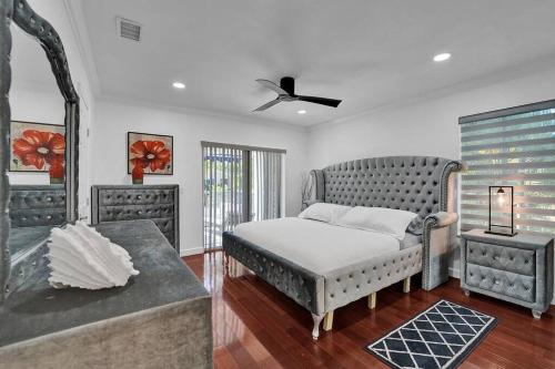 Un dormitorio con una cama y una bañera. en Beautiful Tropical Vacation House close to Beach, en Hollywood