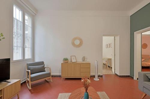 - un salon avec un fauteuil et une télévision dans l'établissement Le Banastier - AC CLIM - Wi-Fi - Palais des Papes à 200m, à Avignon