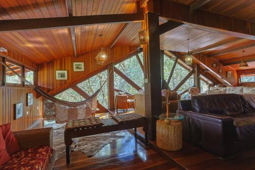 a living room in a tree house at Pousada Cantos e Contos in Monte Verde