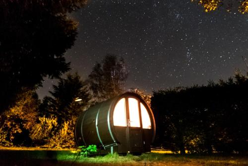 a dome tent under a starry sky at night at Landgut Girtenmühle in Britten