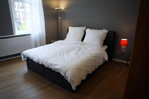 a bedroom with a bed with white sheets and pillows at Wohnung in Hameln mit Garten in Hameln