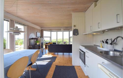 Η κουζίνα ή μικρή κουζίνα στο Holiday Home Engdraget Brenderup Fyn Vi