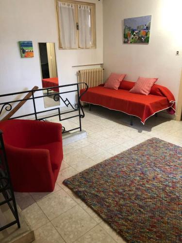 - un salon avec un canapé rouge et un tapis dans l'établissement Escapade en Périgord, à Villefranche-du-Périgord