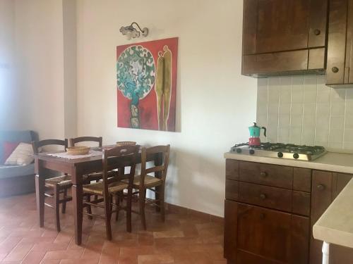 a kitchen with a table and chairs in a room at Agriturismo Melodie Toscane Sorano in Sorano